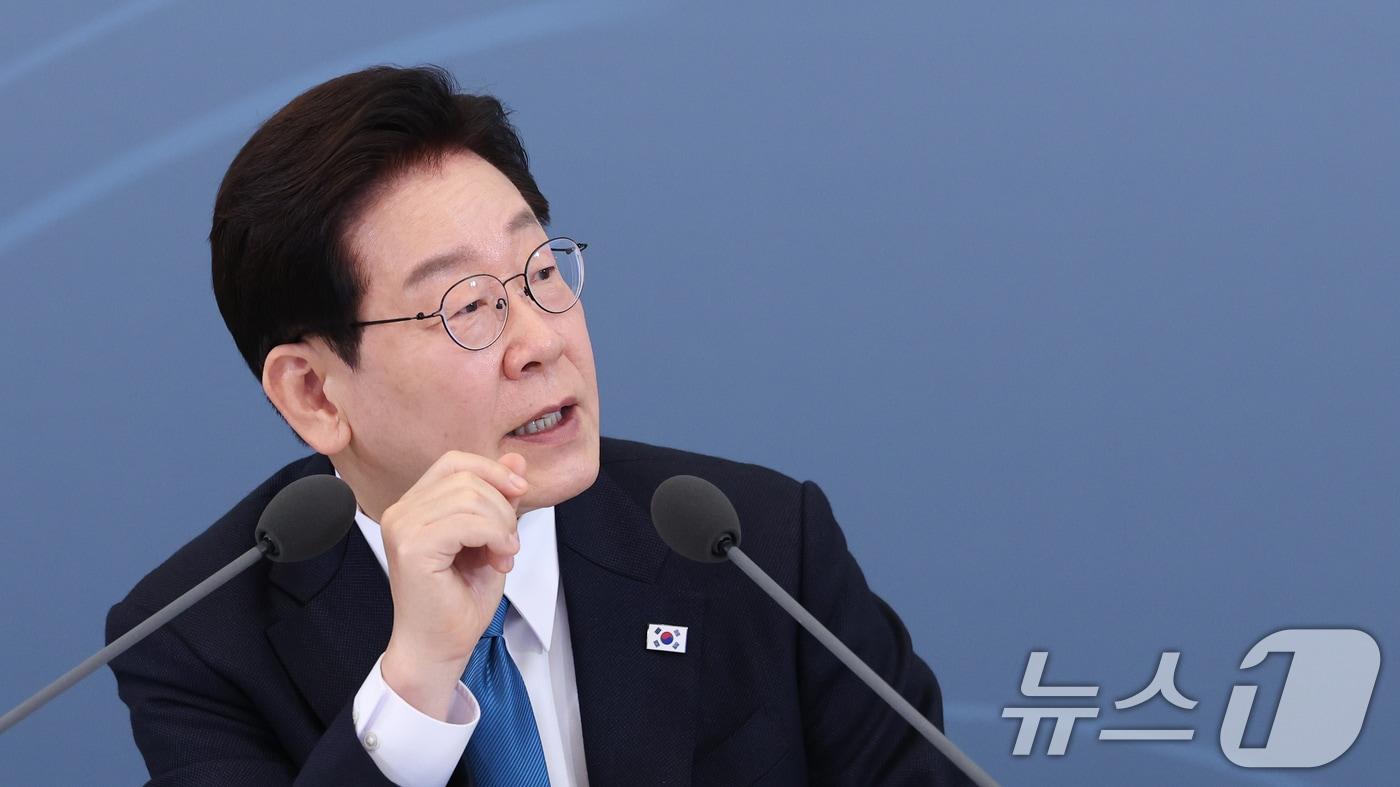 본문 이미지 - 이재명 대통령이 15일 청와대에서 열린 규제합리화위원회 제1차 전체회의에서 발언을 하고 있다. 2026.4.15 ⓒ 뉴스1 이재명 기자