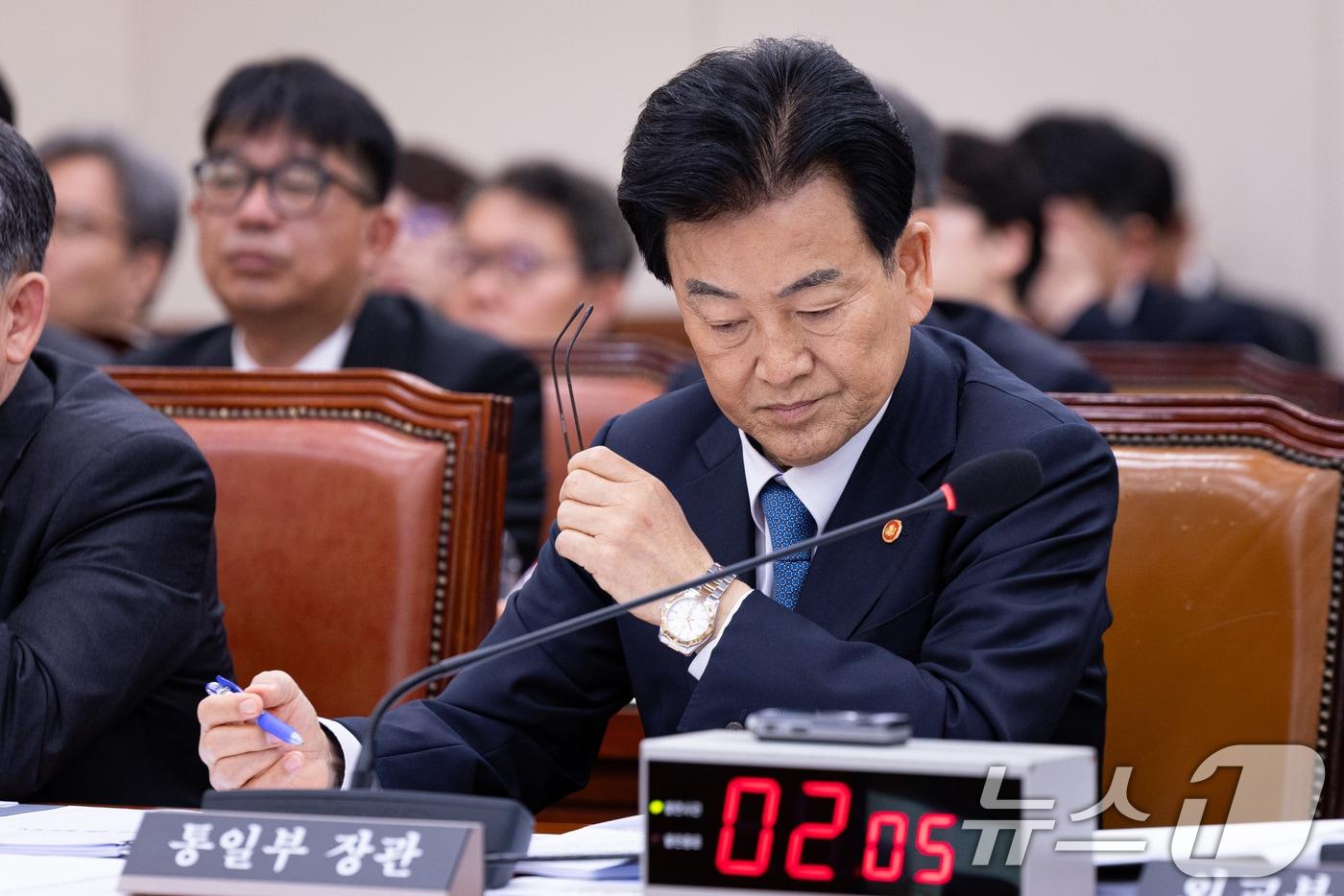 본문 이미지 - 정동영 통일부 장관이 지난 15일 서울 여의도 국회에서 열린 제434회 국회(임시회) 외교통일위원회 제1차 전체회의에서 자료를 살피고 있다. 2026.4.15 ⓒ 뉴스1 유승관 기자