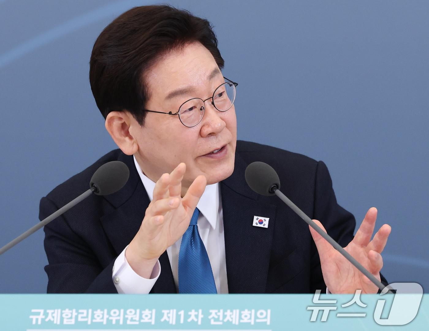 본문 이미지 - 이재명 대통령이 15일 청와대에서 열린 규제합리화위원회 제1차 전체회의에서 발언을 하고 있다. 2026.4.15 ⓒ 뉴스1 이재명 기자