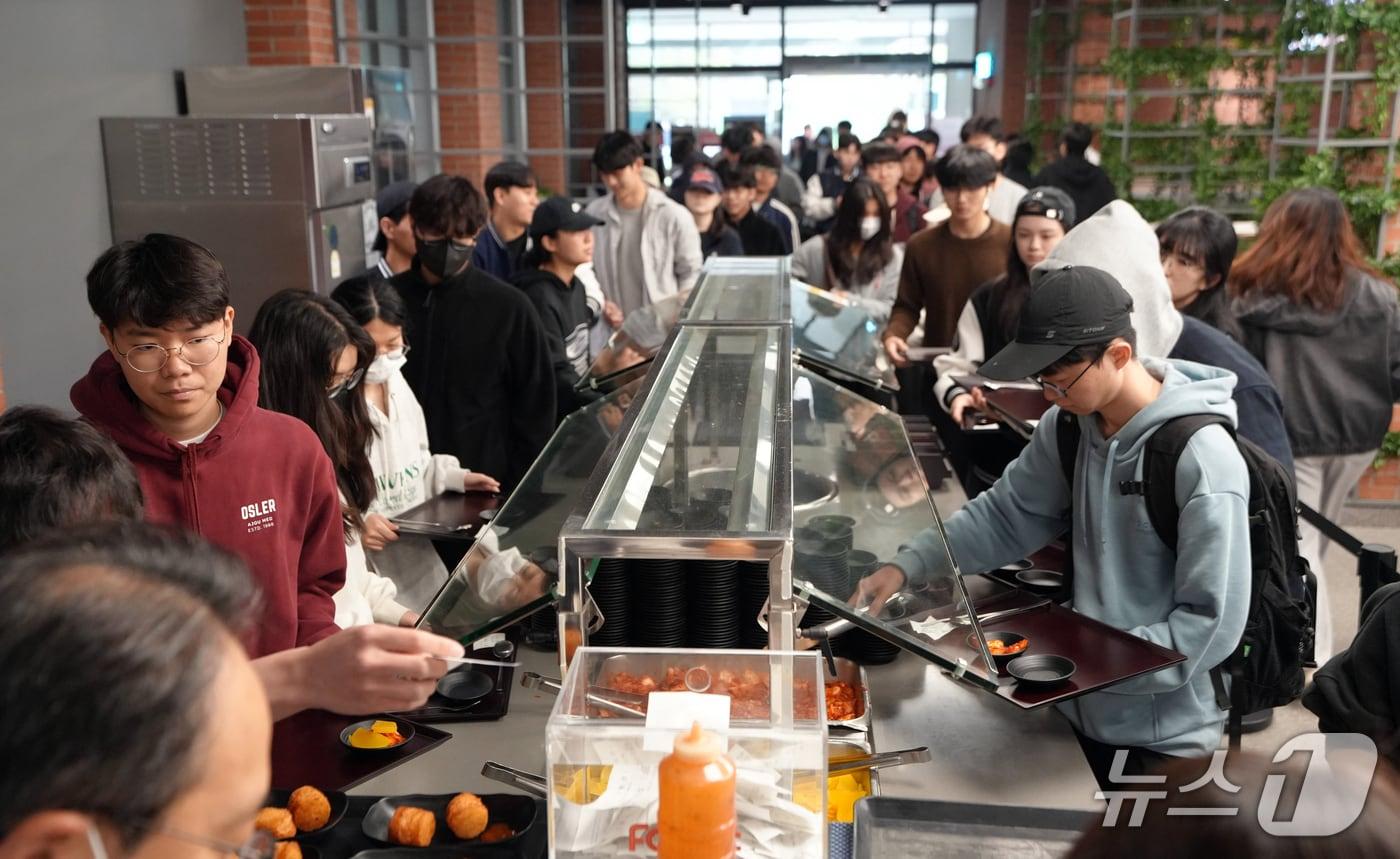 본문 이미지 -  15일 오전 경기 수원시 영통구 아주대학교 학생식당에서 학생들이 '천원의 아침밥' 배식을 받고 있다. (아주대학교 제공. 재판매 및 DB 금지) 2026.4.15 ⓒ 뉴스1 김영운 기자