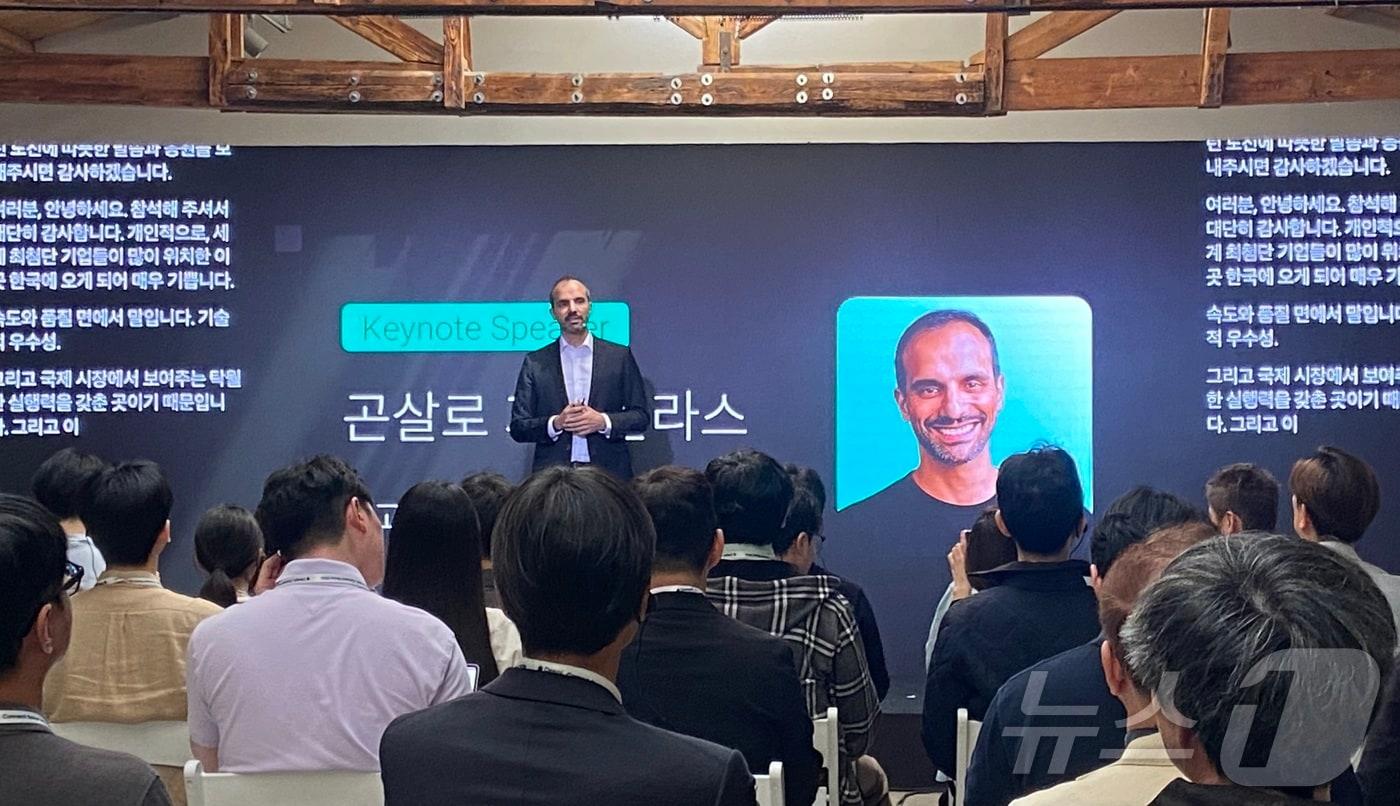 본문 이미지 - 곤살로 가이올라스 딥엘 최고제품책임자(CPO)가 15일 서울 성동구 코사이어티에서 열린 딥엘의 글로벌 연례 고객 행사 '딥엘 커넥트'에 참석해 발표하고 있다. 2026.04.15. ⓒ 뉴스1 신은빈 기자