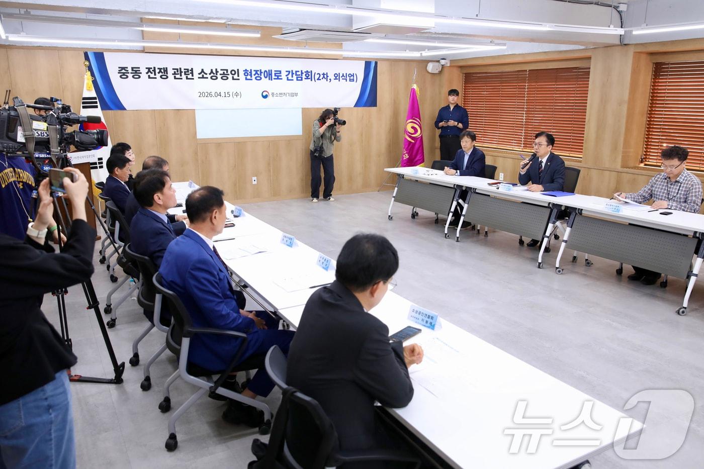 본문 이미지 - 이병권 중소벤처기업부 제2차관이 15일 서울 중구 외식업중앙회에서 열린 중동전쟁 관련 외식업 소상공인 현장애로 간담회에서 모두발언을 하고 있다. (중소벤처기업부 제공. 재판매 및 DB 금지) 2026.4.15 ⓒ 뉴스1