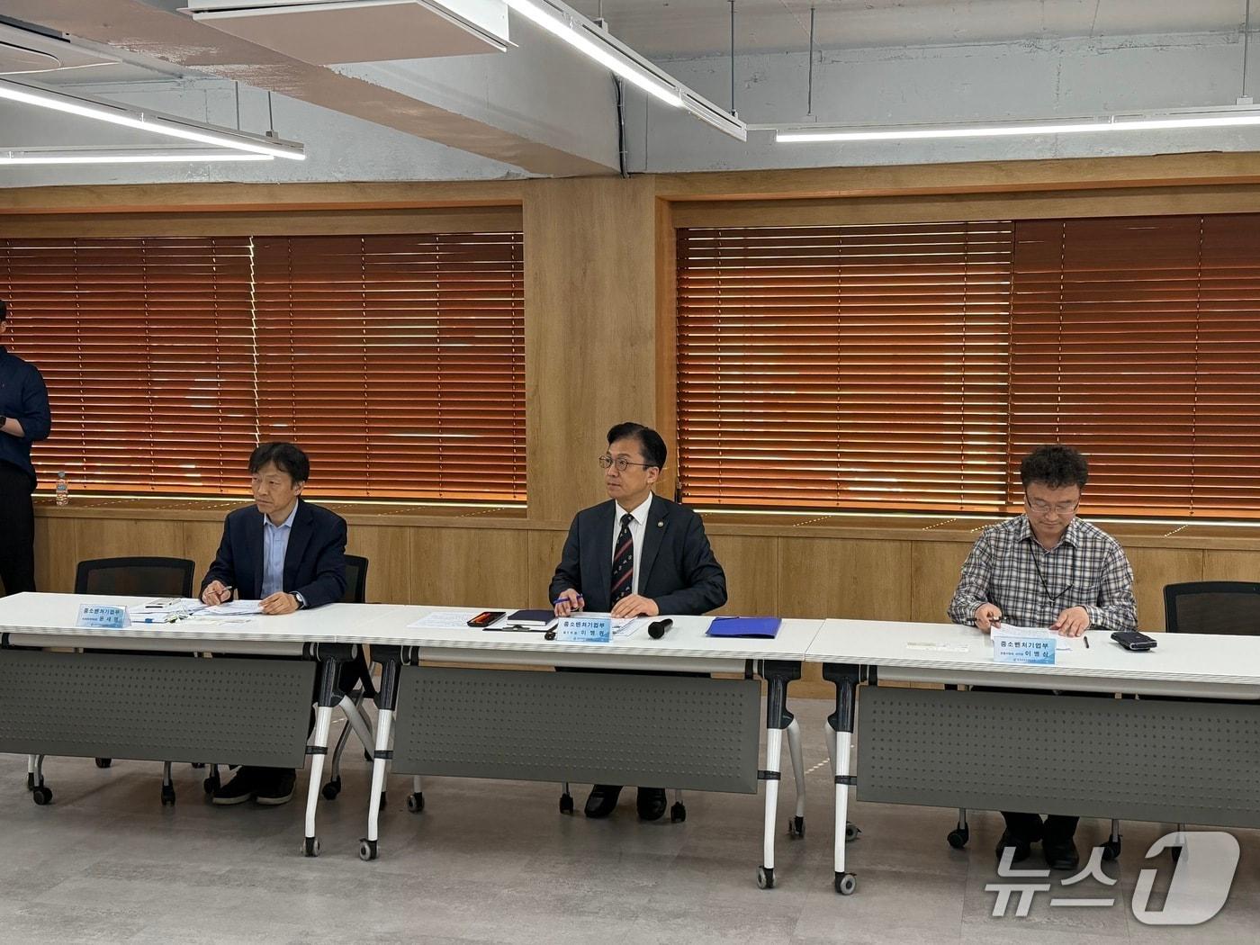 본문 이미지 - 이병권 중기부 제2차관이 간담회에 참석해 소상공인 애로사항을 청취하고 있다. ⓒ 뉴스1 신민경 기자