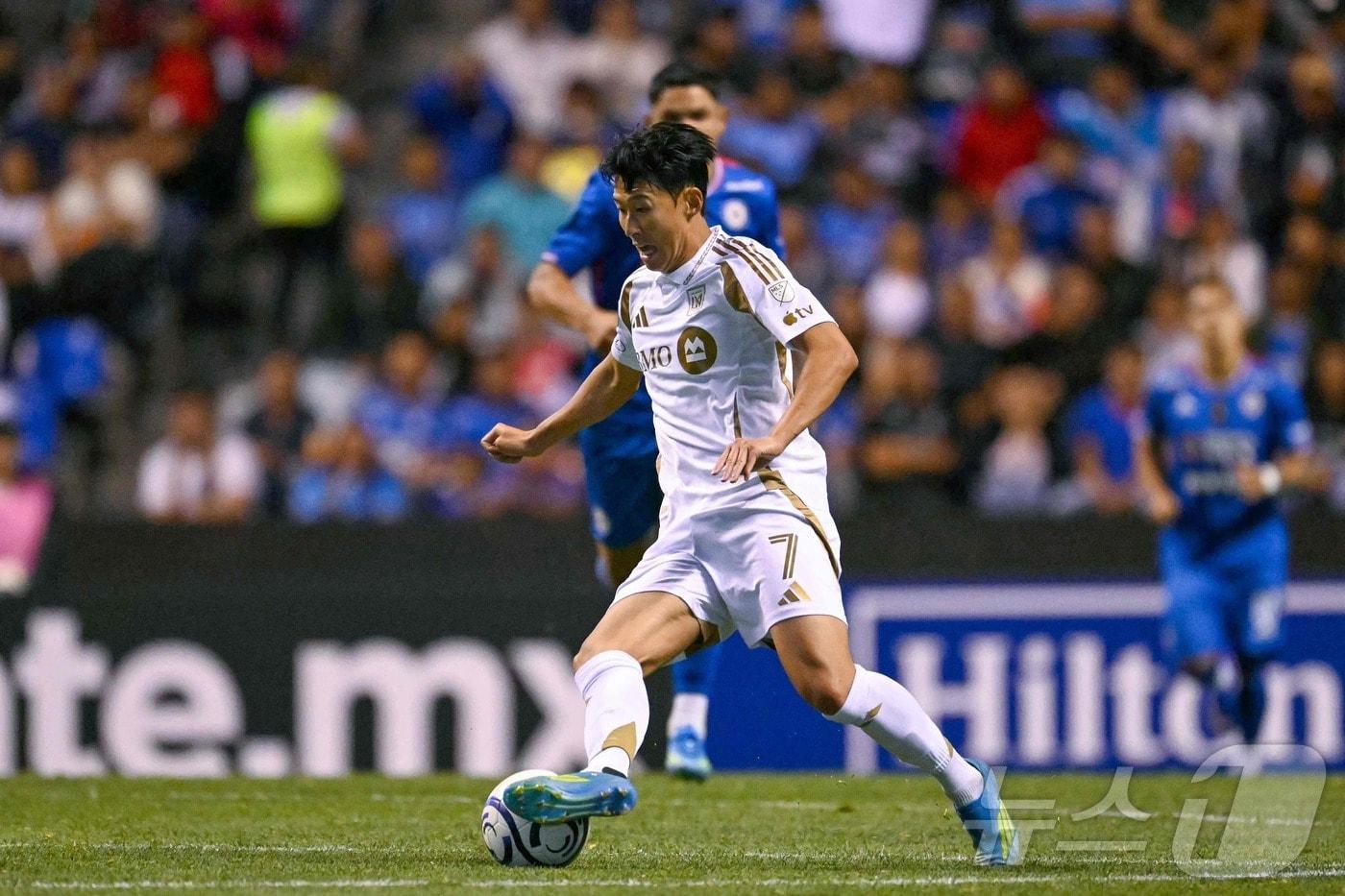 본문 이미지 - 고지대에서 경기를 마친 손흥민 ⓒ AFP=뉴스1