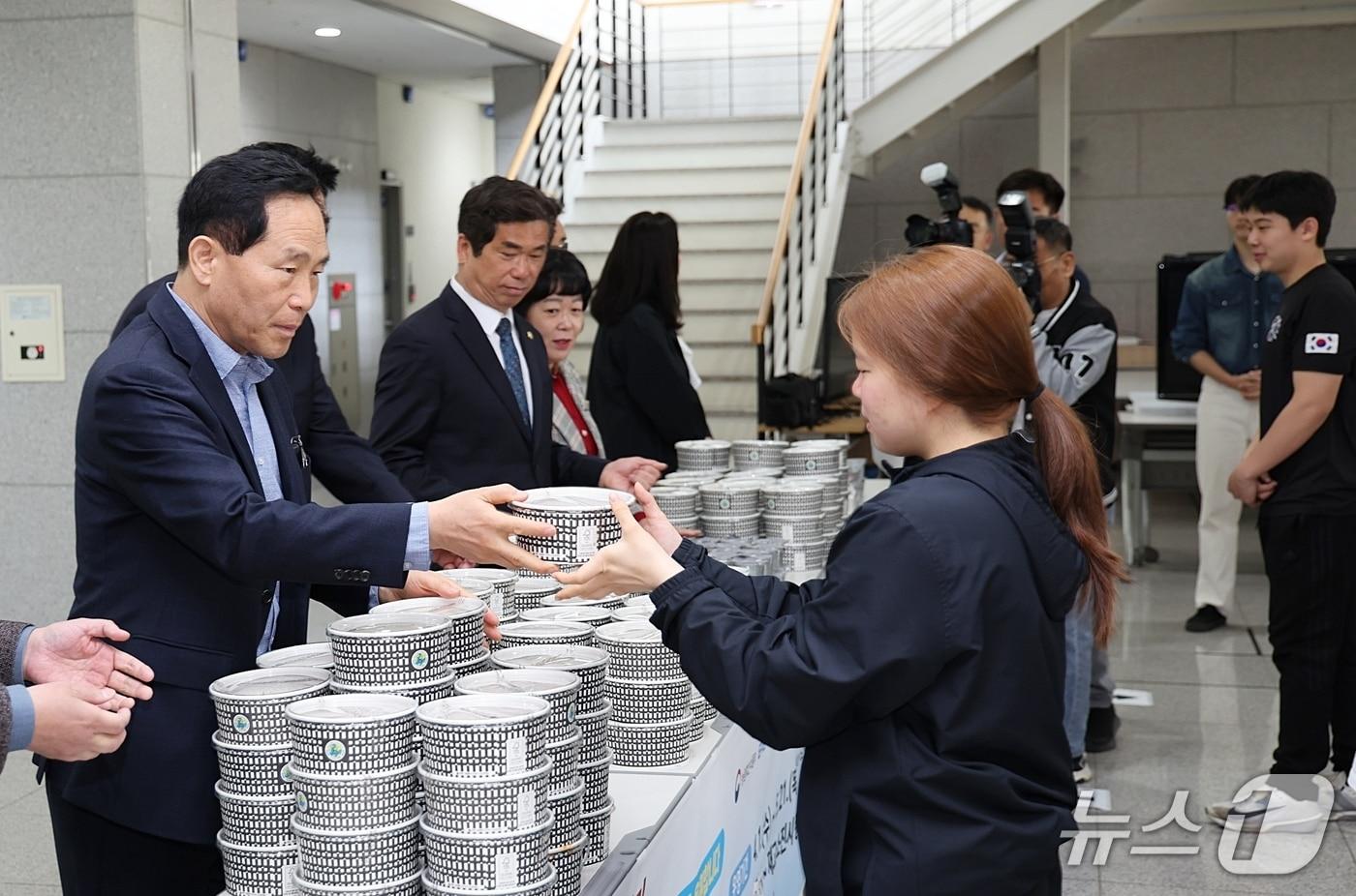 본문 이미지 - 전도성 진천부군수가 15일 우석대 진천캠퍼스에서 천원의아침밥 행사를 하고 있다.(진천군 제공. 재판매 및 DB금지)