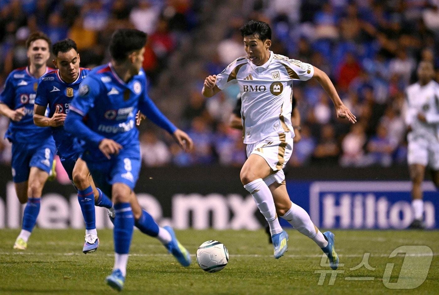 본문 이미지 - 고지대에서 경기 중인 손흥민 ⓒ AFP=뉴스1