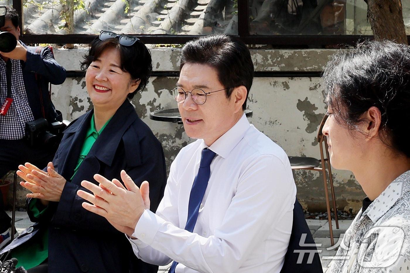 본문 이미지 - 정원오 더불어민주당 서울시장 후보가 15일 오전 서울 종로구에서 진행된 '정원오가 간다: 찾아가는 서울人터뷰'에 참여해 북촌 상인들과 대화하고 있다. '정원오가 간다: 찾아가는 서울人터뷰'는 후보의 직통번호로 접수된 5,186건의 시민 문자 중에서 사연을 선정해 후보가 직접 당사자를 찾아가 인터뷰를 나누는 캠페인이다. ⓒ 뉴스1 조연우 인턴기자