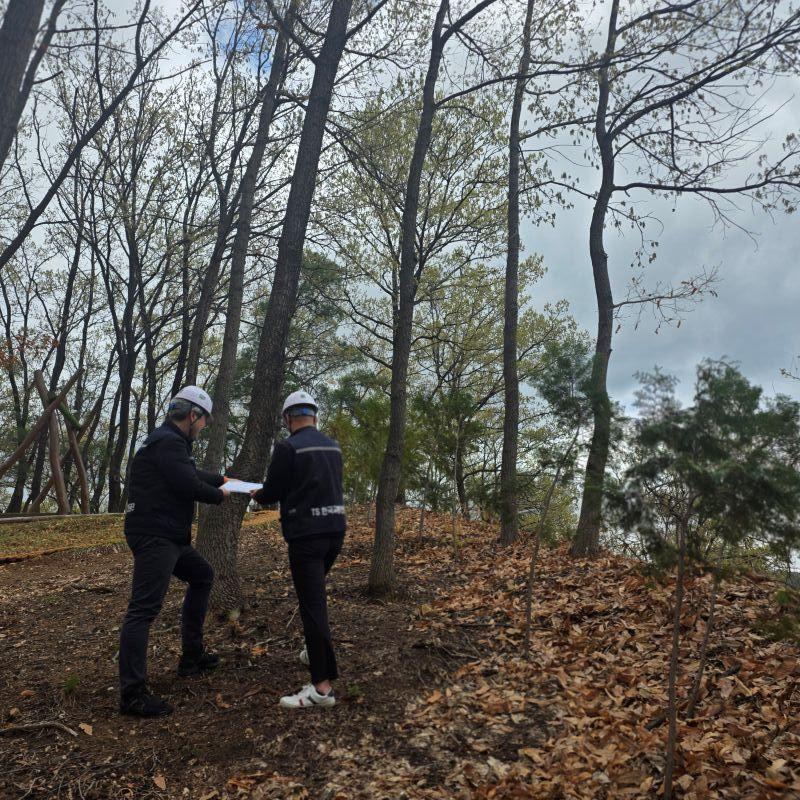 본문 이미지 - 한국교통안전공단 직원들이 가덕도신공항 접근철도 설계단계 안전진단을 진행하고 있다.(한국교통안전공단 제공)뉴스1ⓒ news1