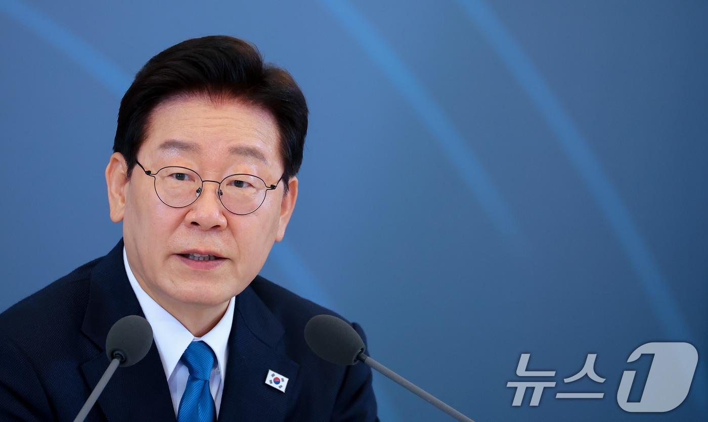 본문 이미지 - 이재명 대통령이 15일 청와대에서 열린 규제합리화위원회 제1차 전체회의에서 발언을 하고 있다. 2026.4.15 ⓒ 뉴스1 이재명 기자