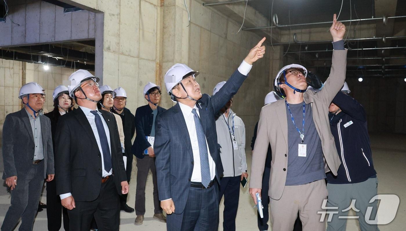 본문 이미지 - 15일 김관영 전북지사가 세계서예비엔날레관 건설 현장을 찾아 공정 상황 등을 점검하고 있다.(전북도 제공. 재판매 및 DB금지)/뉴스1