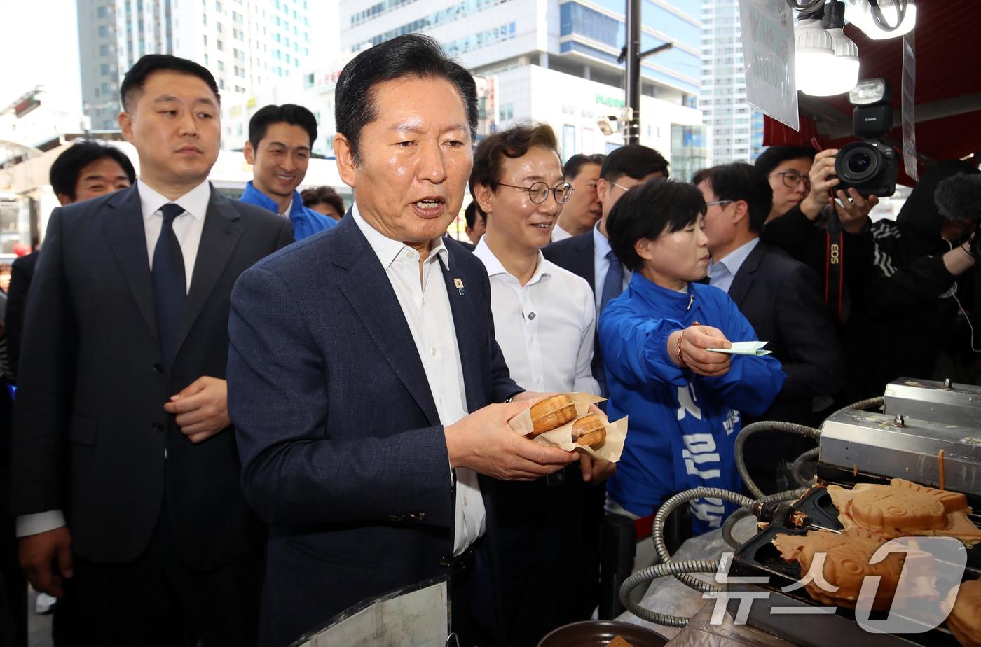 본문 이미지 - 정청래 더불어민주당 대표가 15일 부산 부산진구 부전시장을 찾아 붕어빵을 구입하고 있다. 2026.4.15 ⓒ 뉴스1 윤일지 기자