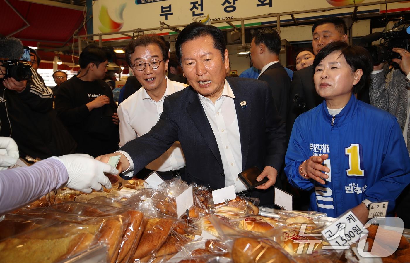 본문 이미지 - 정청래 더불어민주당 대표가 15일 부산 부산진구 부전시장을 찾아 빵을 구입하고 있다. 2026.4.15 ⓒ 뉴스1 윤일지 기자