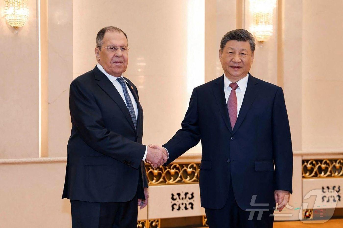 본문 이미지 - 15일(현지시간) 세르게이 라브로프 러시아 외무장관과 시진핑 중국 국가주석이 베이징에서 만나 악수하고 있다.(러시아 외무부 제공) 2026.04.15 ⓒ AFP=뉴스1