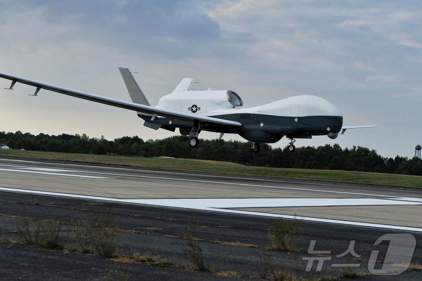 본문 이미지 - MQ-4C '트리톤' 무인정찰기가 지난 2014년 9월 18일(현지시간) 미국 캘리포니아주 소재 노스먼 그루먼 시설에서 이륙해 약 11시간의 비행을 마치고 착륙하고 있다. 2019.06.20. ⓒ 로이터=뉴스1