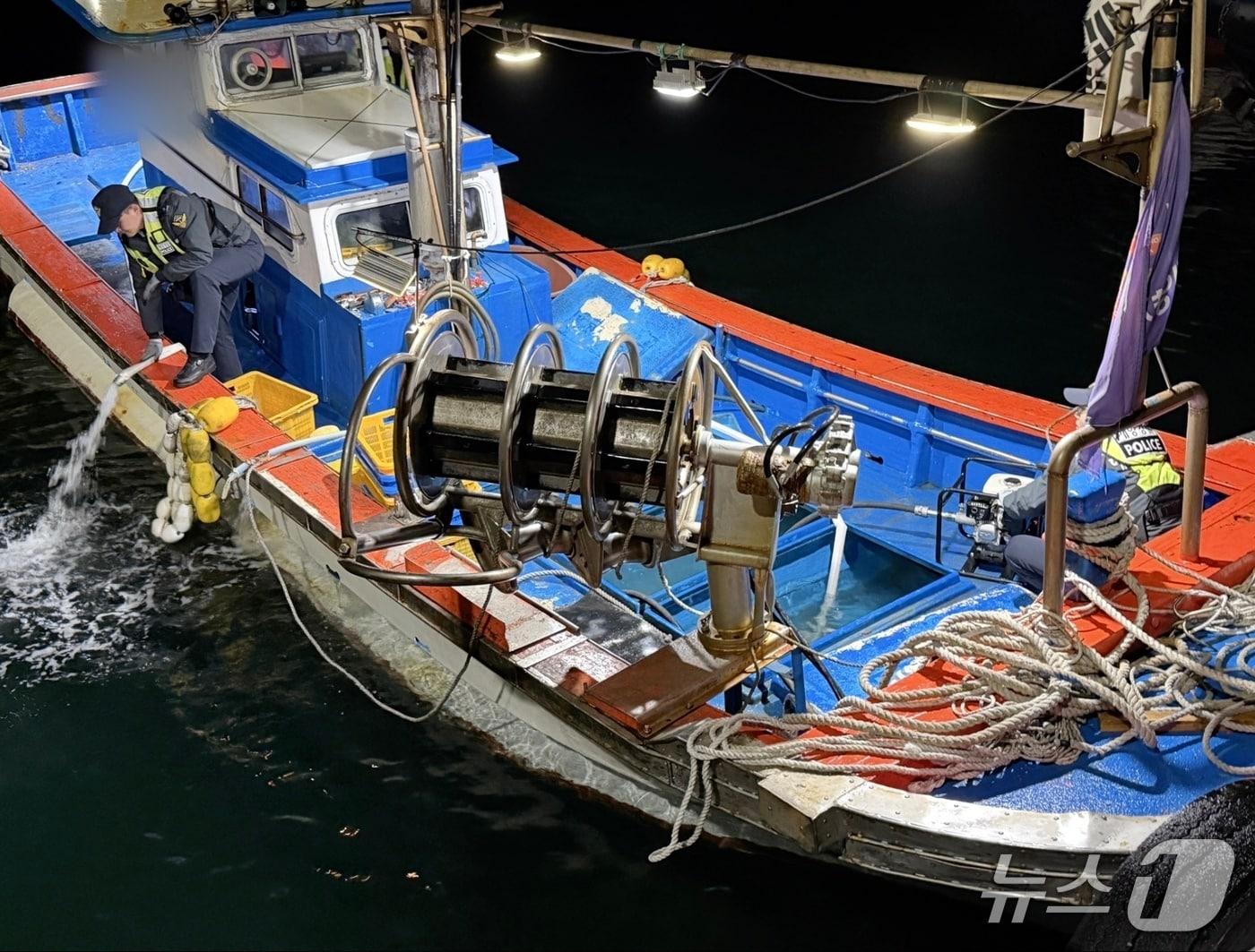 본문 이미지 - 동해해경이 어선 A 호의 침수 상황을 확인하고 배수펌프를 동원해 긴급 배수 작업을 진행 중이다.(동해해경 제공, 재판매 및 DB 금지) 2026.4.15/뉴스1
