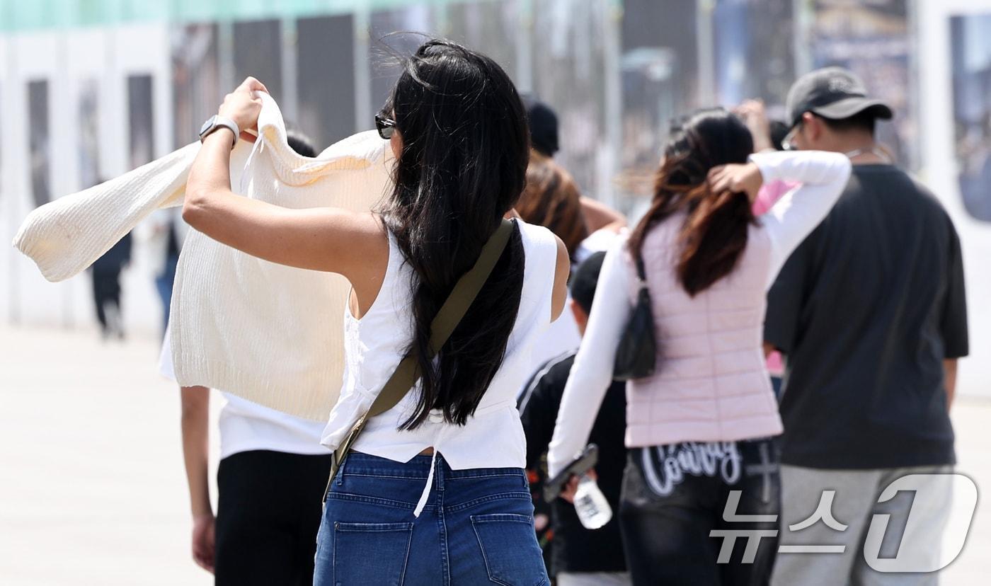 본문 이미지 - 서울 낮 최고 기온이 26도까지 오르는 등 초여름 날씨가 이어지는 15일 서울 종로구 광화문광장에서 외국인 관광객이 발걸음을 옮기고 있다. 2026.4.15 ⓒ 뉴스1 최지환 기자