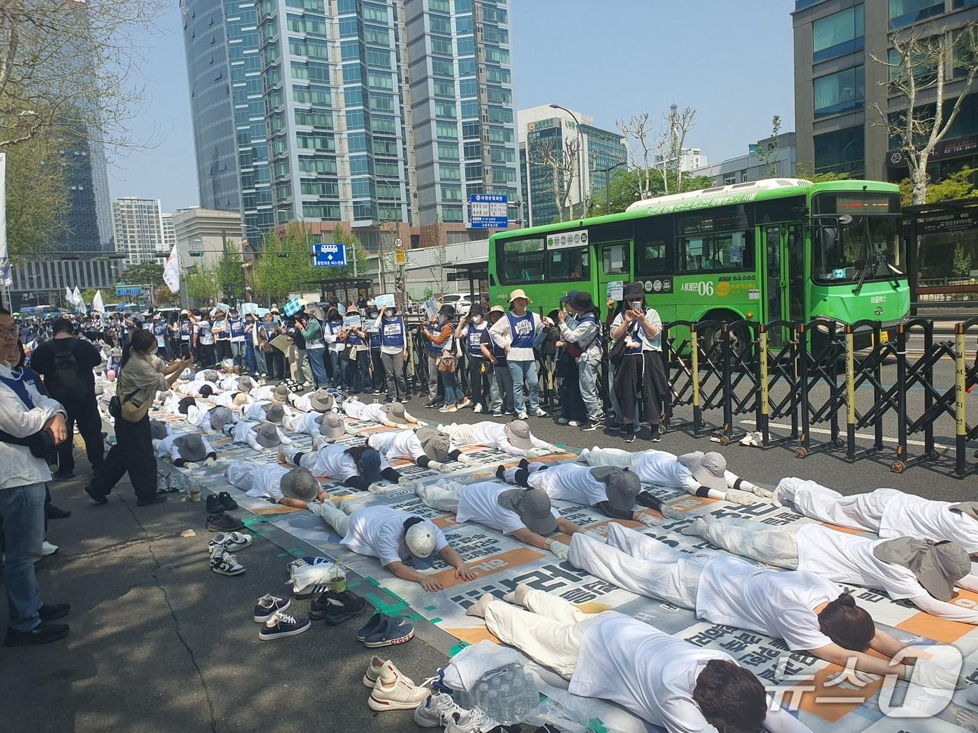 본문 이미지 - 전국장애인부모연대는 15일 정오쯤 서울 서대문구 경찰청 앞에서 '故 김창민 감독 부실수사 규명 및 책임자 처벌 촉구 오체투지 결의대회'를 열었다. 이날 결의대회에는 경찰 비공식 추산 300여 명이 참석했다.2026.4.15 ⓒ 뉴스1 권준언 기자