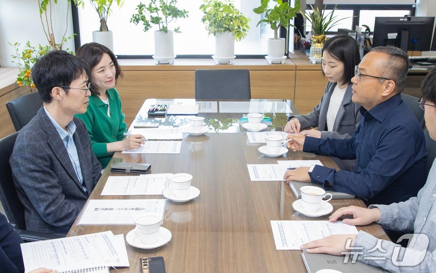 본문 이미지 - 강성민 조달청 차장(왼쪽 첫 번째)이 소통 간담회에서 조직 개선방안에 대해 논의하고 있다.(논산시의회 제공.재판매 및 DB금지)/뉴스1