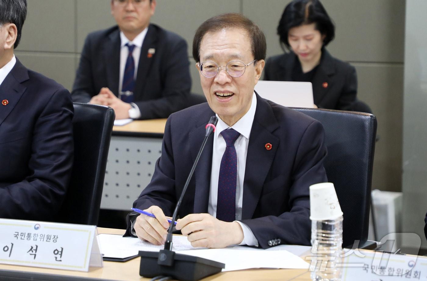 본문 이미지 - 이석연 대통령 직속 국민통합위원회 위원장이 지난 15일 오후 제주4·3평화기념관 대회의실에서 열린 제주4·3희생자유족회 및 제주특별자치도 재향경우회 합동 간담회에서 인사말을 하고 있다. 2026.4.15 ⓒ 뉴스1 오미란 기자