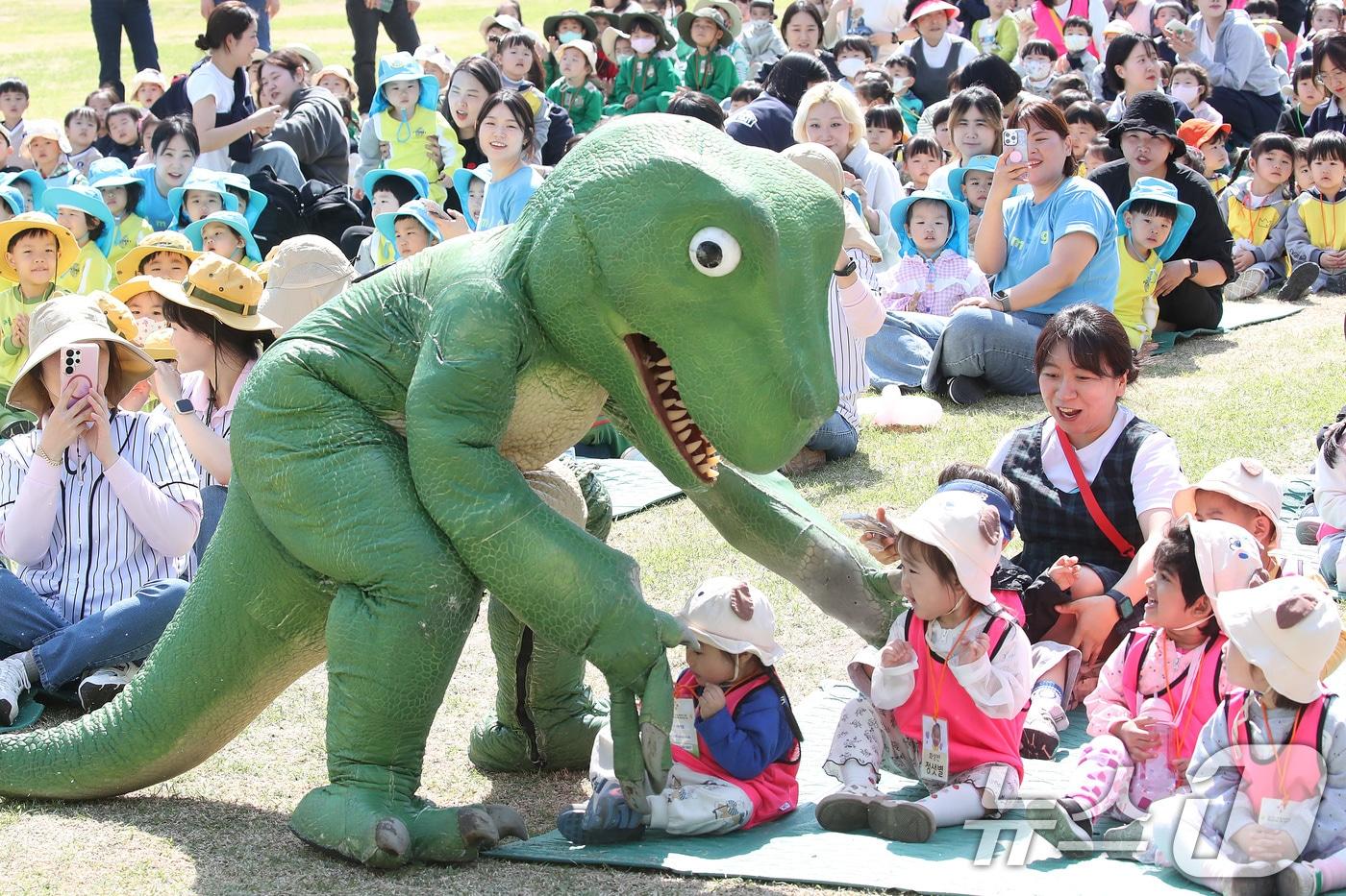 본문 이미지 - 지난 15일 대구 서구 이현공원 잔디광장에서 열린 '숲속음악소풍'을 찾은 서구 관내 어린이집·유치원 어린이들이 공룡 퍼포먼스를 관람하며 즐거운 시간을 보내고 있다. 2026.4.15 ⓒ 뉴스1 공정식 기자