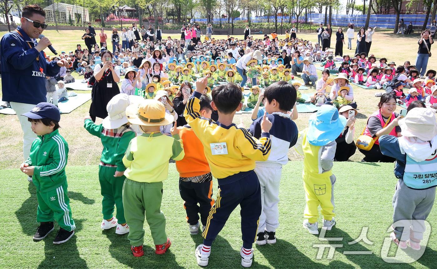 본문 이미지 - 15일 대구 서구 이현공원 잔디광장에서 열린 '숲속음악소풍'을 찾은 서구 관내 어린이집·유치원 어린이들이 신나는 음악에 맞춰 춤 실력을 겨루고 있다. 2026.4.15 ⓒ 뉴스1 공정식 기자