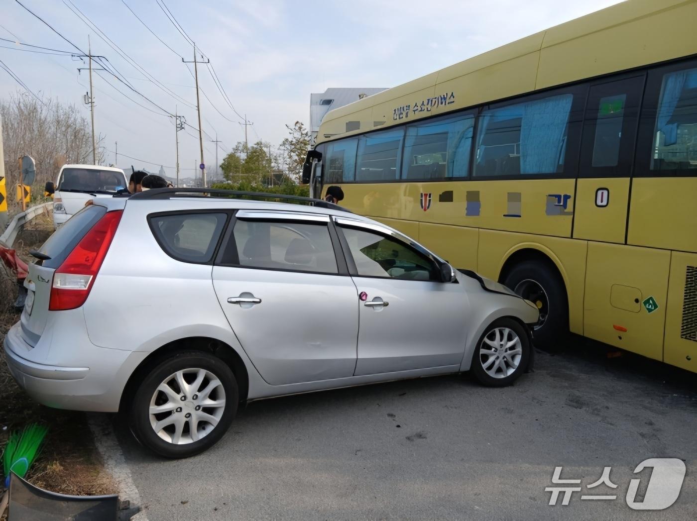 본문 이미지 - 15일 오전 7시 4분께 전북 익산시 망성면의 한 도로에서 승용차가 마주오던 통근버스를 들이받는 사고가 발생했다.(전북소방본부 제공. 재판매 및 DB금지)