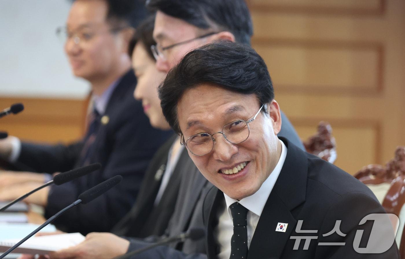 본문 이미지 - 김민석 국무총리가 15일 오후 서울 종로구 세종대로 정부서울청사에서 열린 제28차 장애인정책조정위원회에서 참석자들과 인사를 하고 있다. 이날 참석자들은 장애인 거주시설 학대예방 및 인권강화 종합대책안 등을 논의했다. 2026.4.15 ⓒ 뉴스1 김명섭 기자