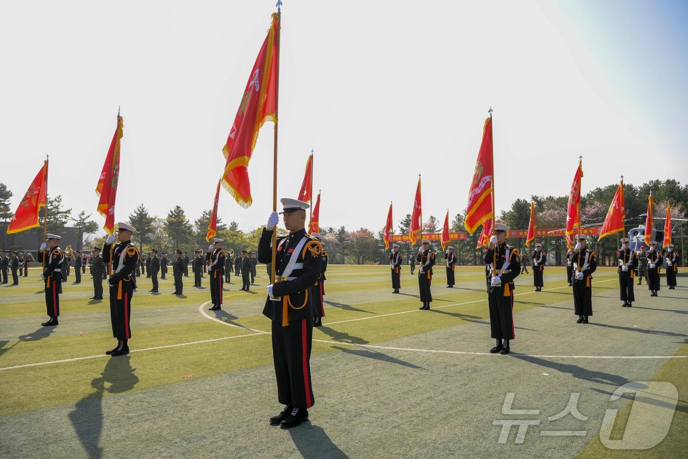 본문 이미지 - 4월 15일 해병대사령부 부대 행사연병장에서 열린 해병대 창설 77주년 기념행사에서 해병대 군기수들이 기념식에 참가하고 있다. (해병대 제공. 재판매 및 DB 금지) 2026.4.15 ⓒ 뉴스1