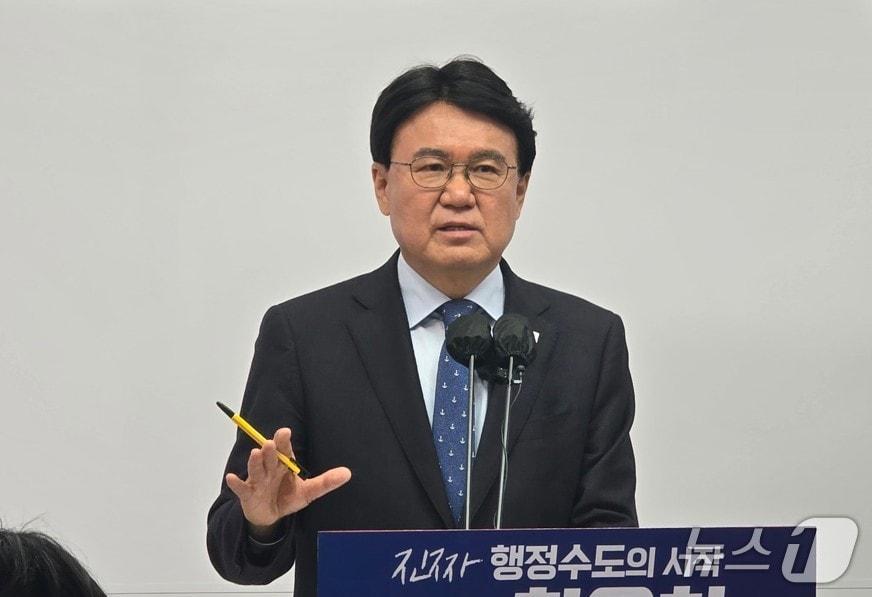 본문 이미지 -  15일 세종시청에서 기자회견하는 황운하 의원. / 뉴스1