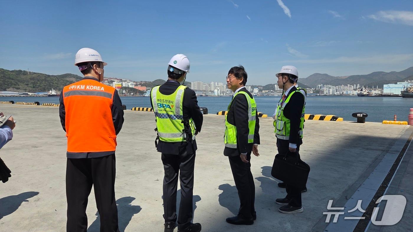 본문 이미지 - 부산항 감천항 3부두 확장구역에 대한 안전점검을 하는 모습 (BPA 제공. 재판매 및 DB금지)