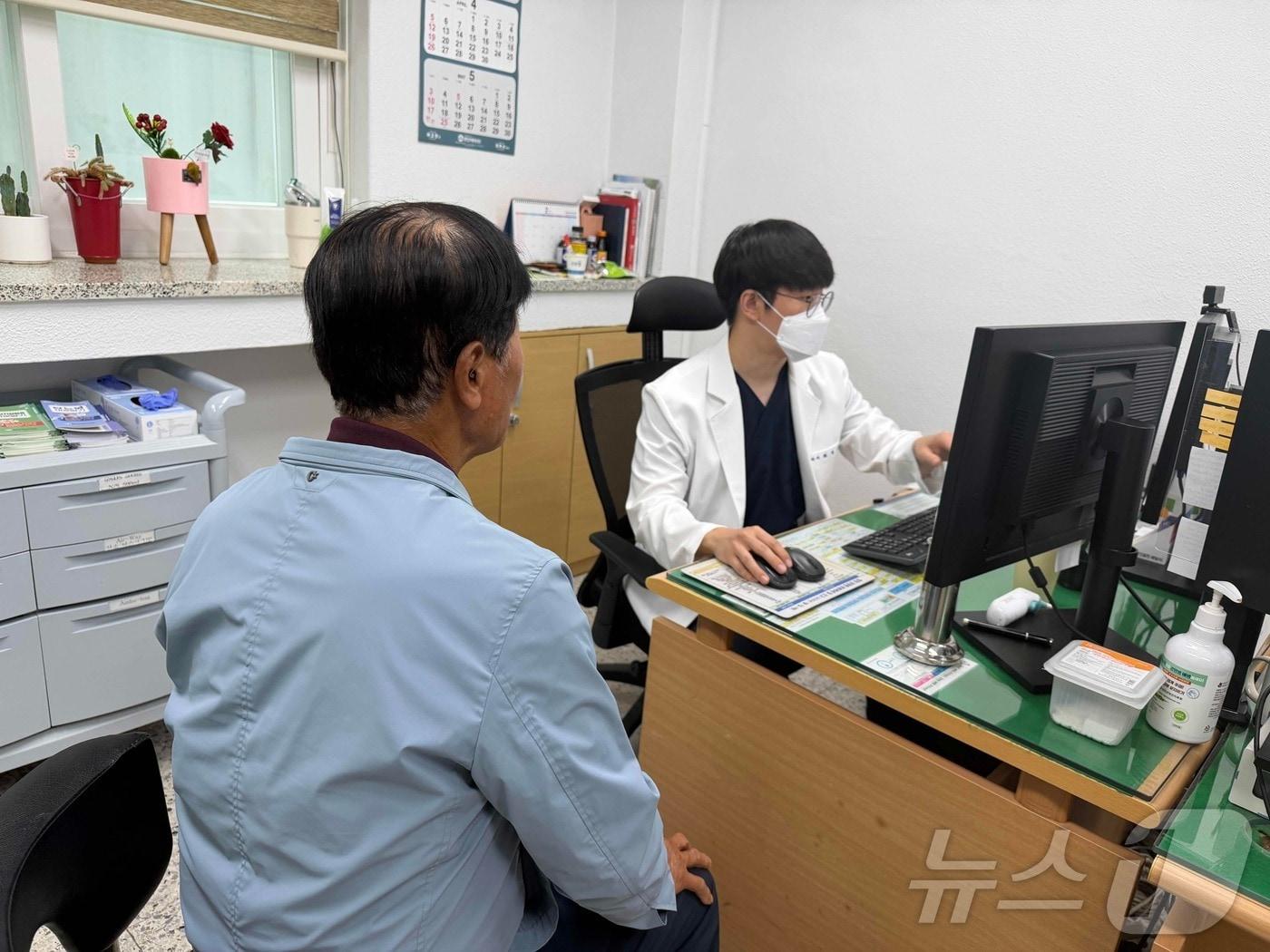 본문 이미지 - 전남 공중보건의사 근무 모습.(전남도 제공. 재판매 및 DB금지) 2026.4.15 ⓒ 뉴스1
