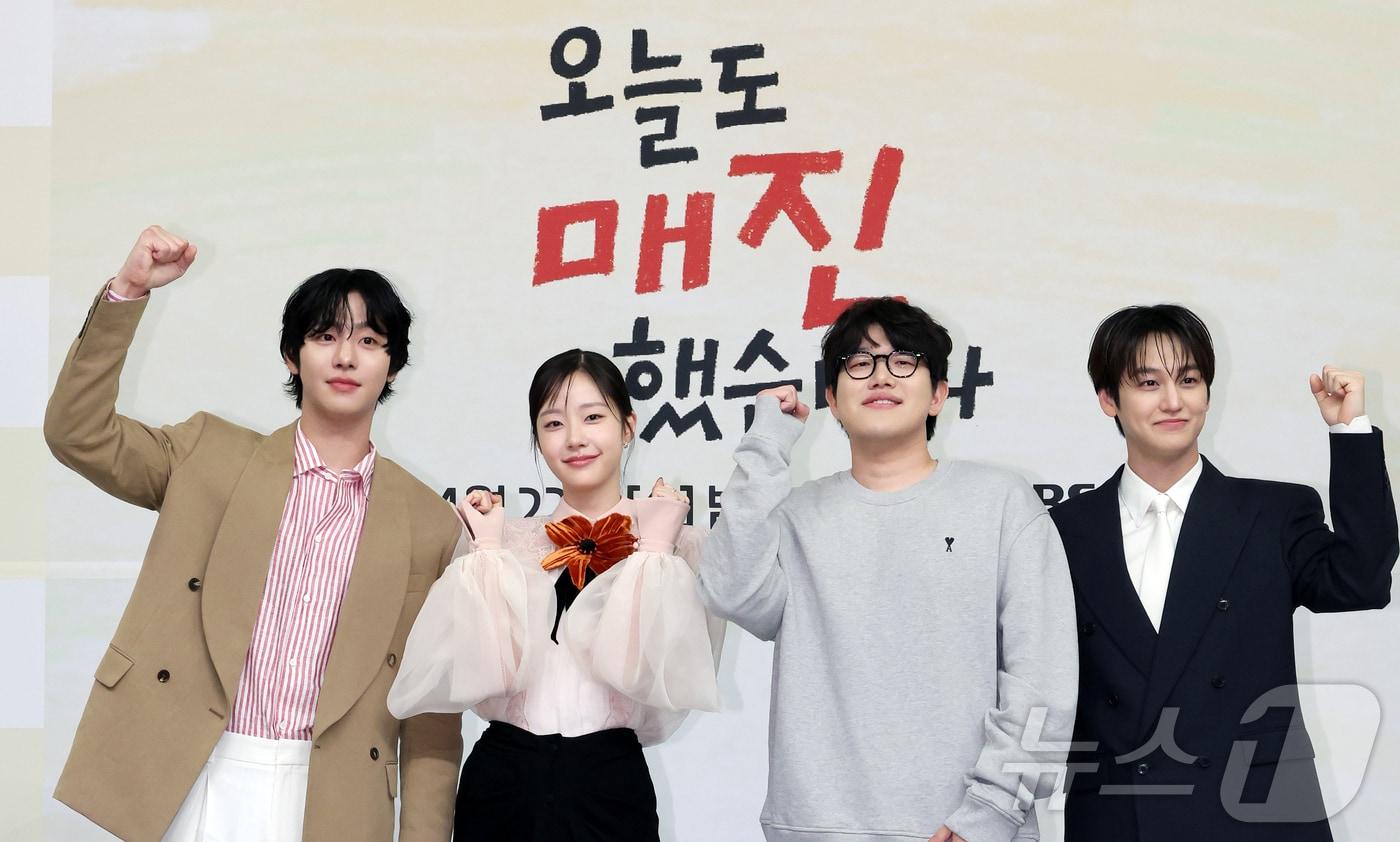 본문 이미지 - 배우 안효섭(왼쪽부터),채원빈, 안종연 PD, 김범이 15일 오후 서울 양천구 목동 SBS 사옥에서 열린 새 수목드라마 '오늘도 매진했습니다' 제작발표회에 참석해 포즈를 취하고 있다. 2026.4.15 ⓒ 뉴스1 김진환 기자