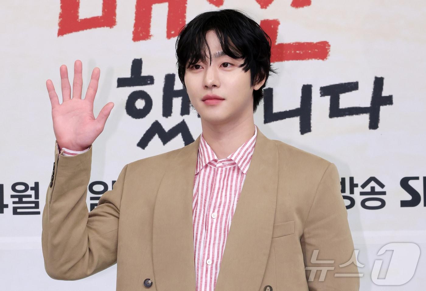 본문 이미지 - 배우 안효섭이 15일 오후 서울 양천구 목동 SBS 사옥에서 열린 새 수목드라마 '오늘도 매진했습니다' 제작발표회에 참석해 포즈를 취하고 있다. 2026.4.15 ⓒ 뉴스1 김진환 기자