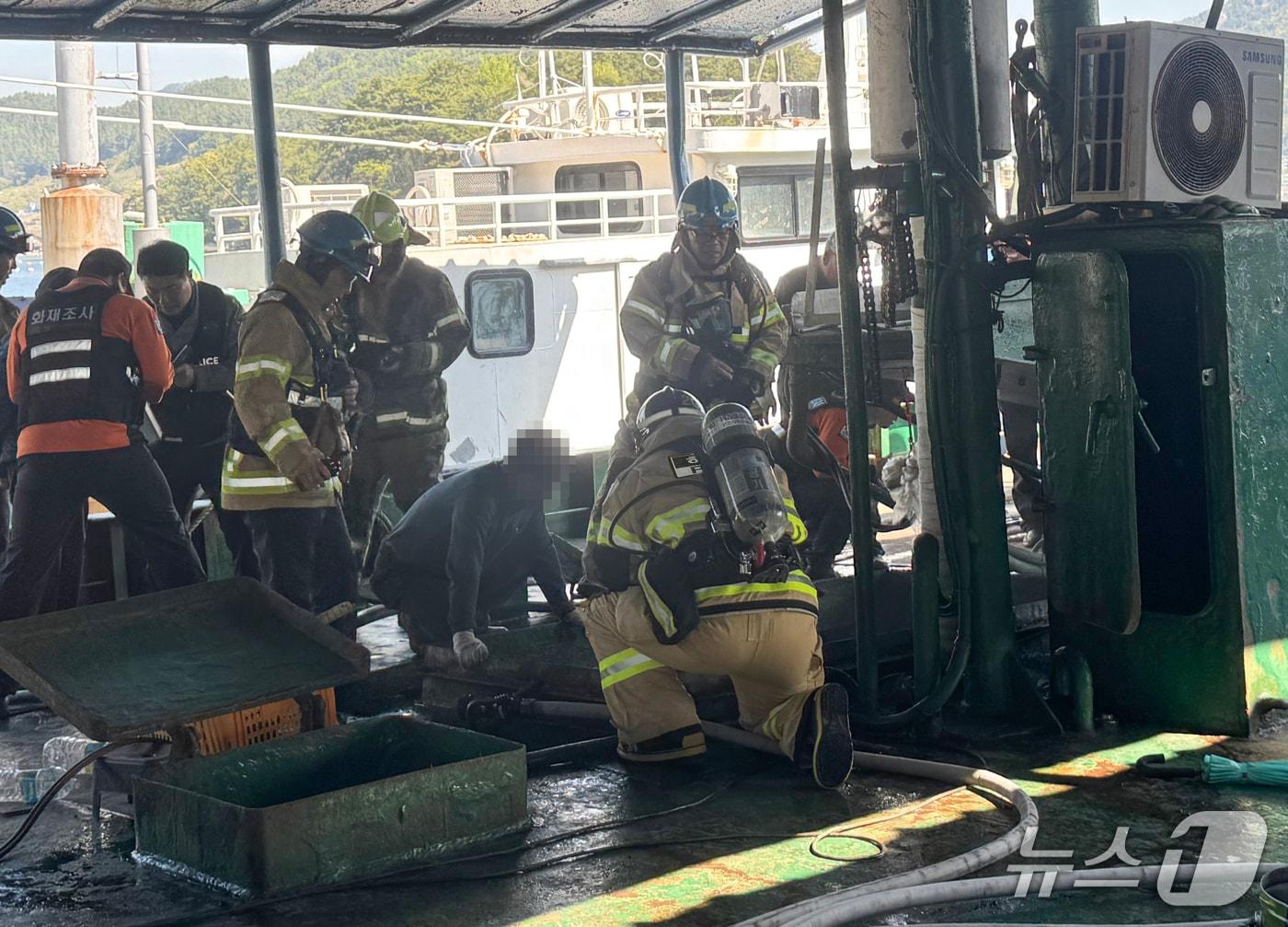 본문 이미지 - 해경 관계자들이 불에 탄 배전반을 점검하고 있다.(통영해경 제공. 재판매 및 DB금지)