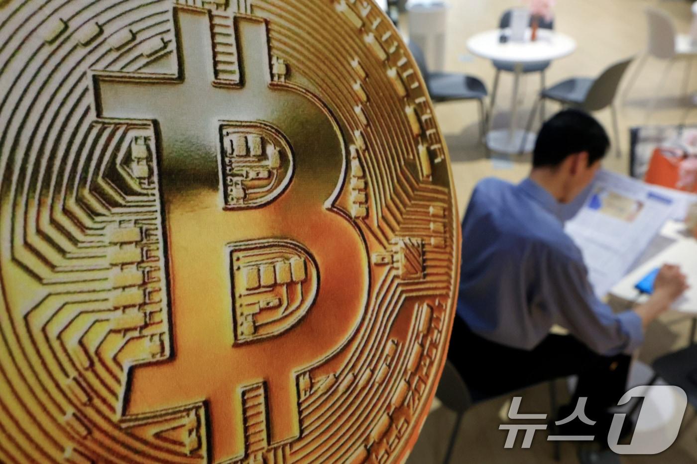 본문 이미지 - 지난 15일 오후 서울 강남구 빗썸 고객센터에서 한 고객이 투자 정보를 찾고 있다. 2026.4.15 ⓒ 뉴스1 박정호 기자