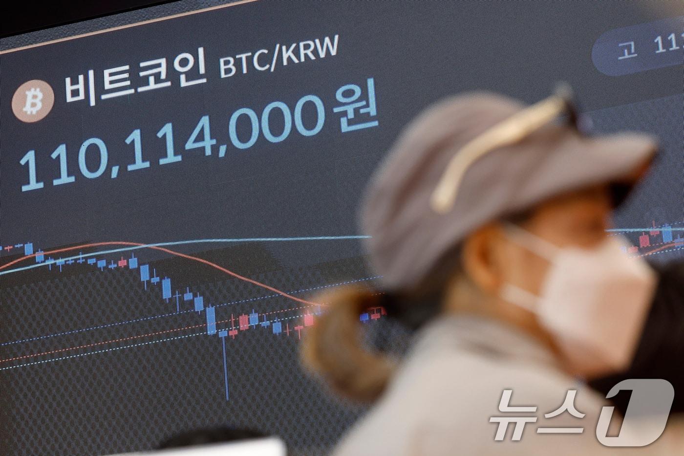 본문 이미지 - 지난 15일 오후 서울 강남구 빗썸 고객센터 전광판에 가상자산 시세가 나오고 있다. 2026.4.15 ⓒ 뉴스1 박정호 기자