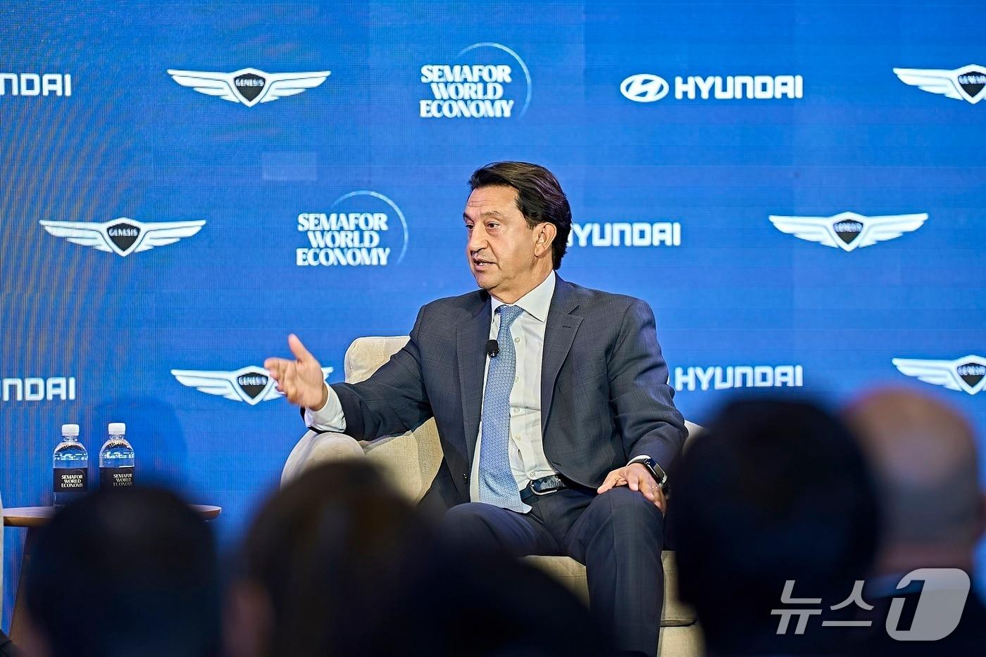 본문 이미지 - 호세 무뇨스 현대차 사장이 2026 세마포 월드 이코노미에서 발언하는 모습(현대차 제공)