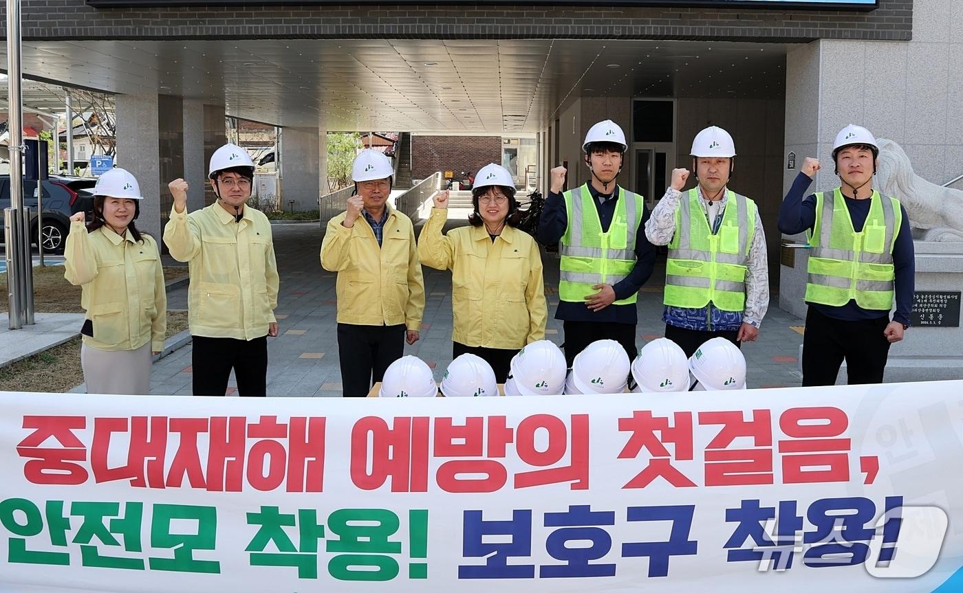 본문 이미지 - 충북 괴산군은 15일 괴산읍행정복지센터에서 안전모 착용 홍보행사를 했다.(괴산군 제공. 재판매 및 DB금지)