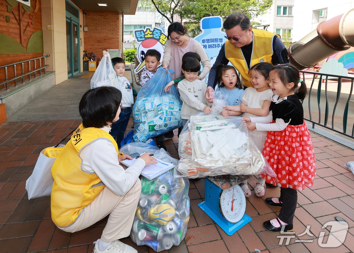 본문 이미지 - 분리배출도우미가 유성구청어린이집을 방문해 재활용자원을 수거하고 있다.(유성구 제공. 재판매 및 DB금지)/뉴스1