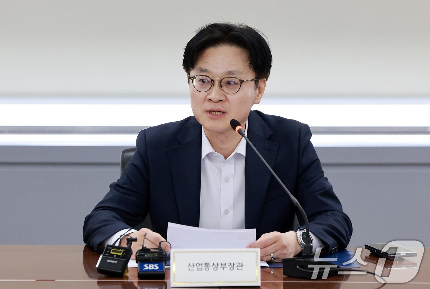 본문 이미지 - 김정관 산업통상부 장관이 15일 서울 종로구 석탄회관에서 열린 ‘원유·나프타 수급 대응 점검회의’에서 발언하고 있다. 2026.4.15 ⓒ 뉴스1 이호윤 기자