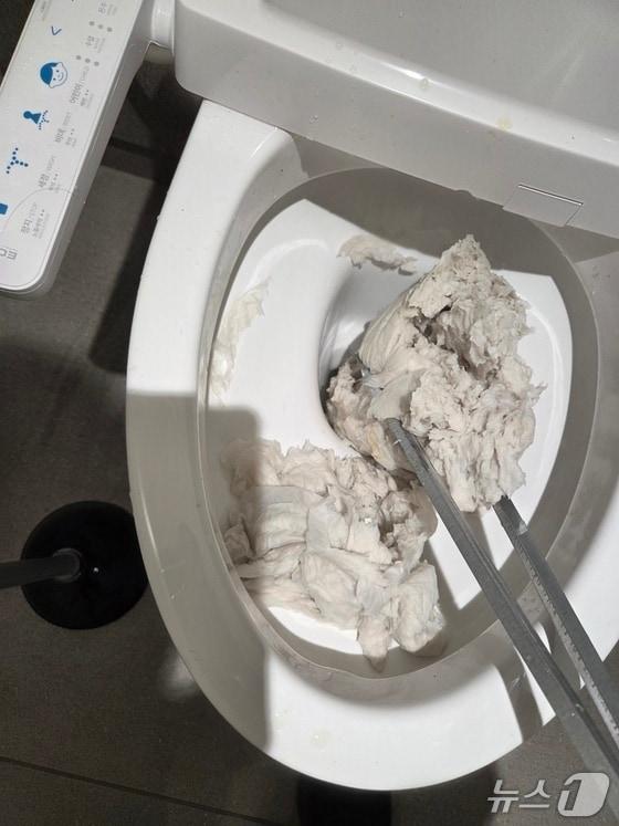 본문 이미지 - 막힌 변기 사진.(독자 제공. 재배포 및 DB금지)2025.11.19/뉴스1