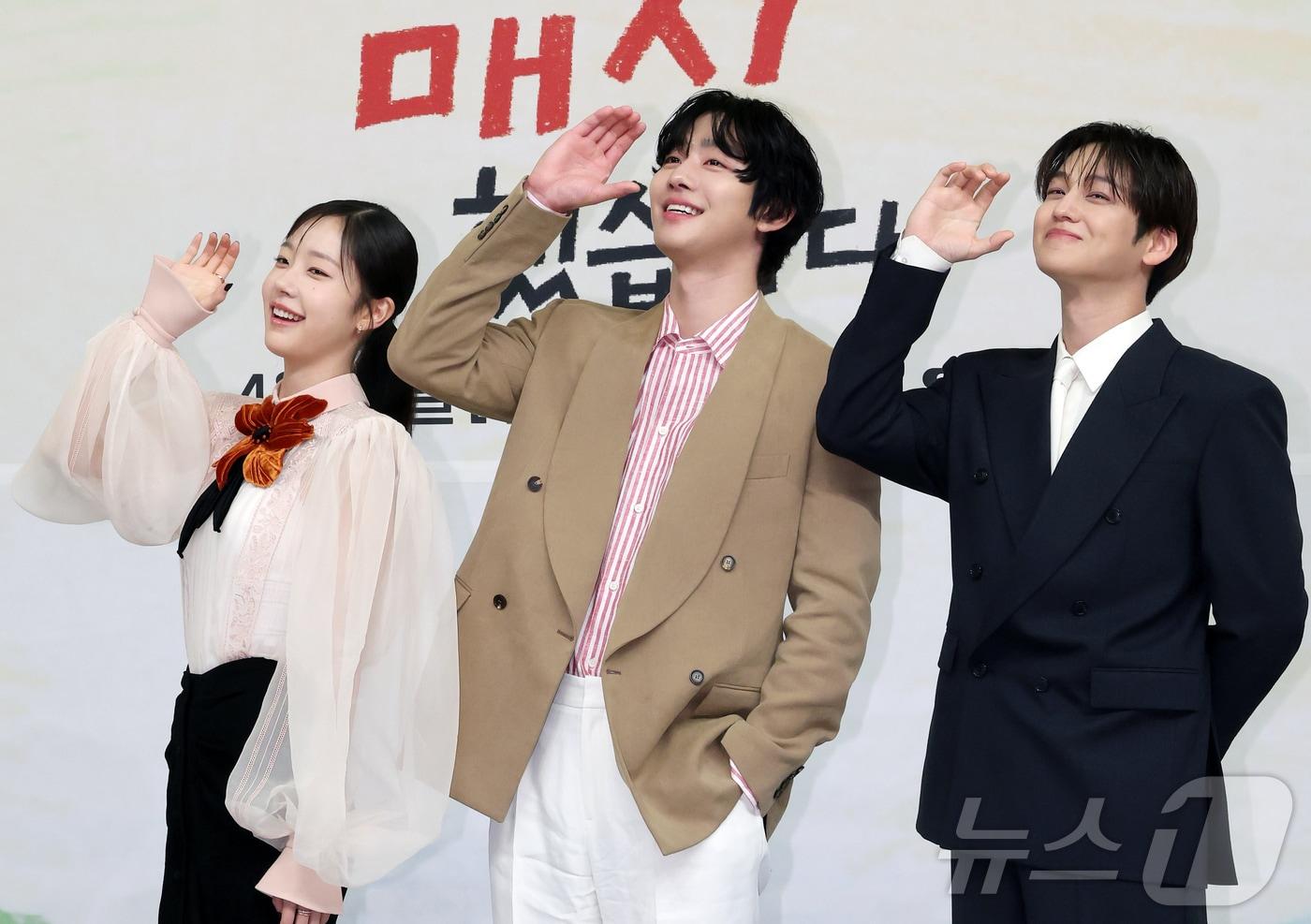 본문 이미지 - 배우 채원빈(왼쪽부터), 안효섭, 김범이 15일 오후 서울 양천구 목동 SBS 사옥에서 열린 새 수목드라마 '오늘도 매진했습니다' 제작발표회에 참석해 포즈를 취하고 있다. 2026.4.15 ⓒ 뉴스1 김진환 기자