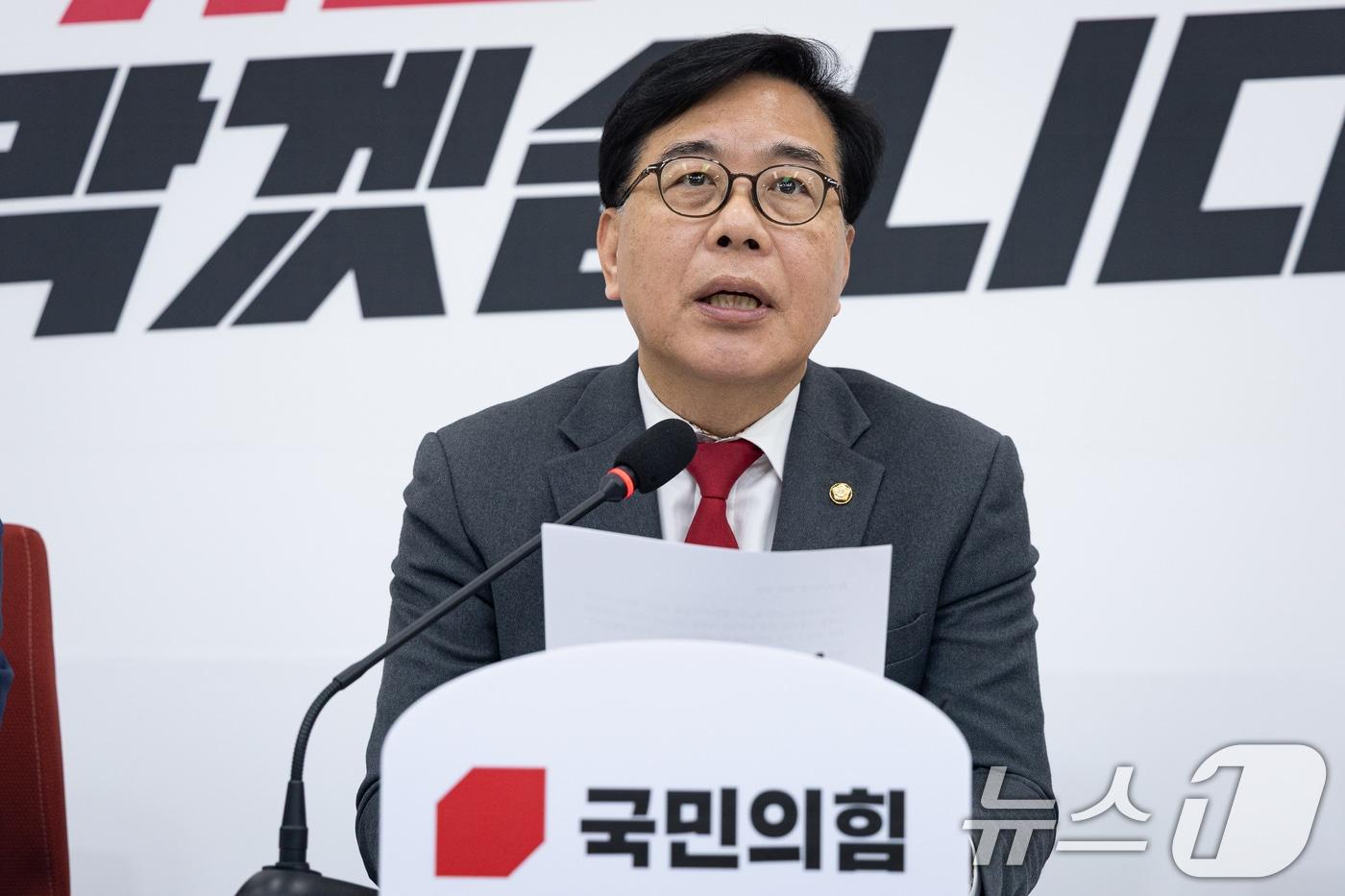 본문 이미지 - 송언석 국민의힘 원내대표가 15일 서울 여의도 국회에서 현안 기자간담회를 하고 있다. 2026.4.15 ⓒ 뉴스1 유승관 기자