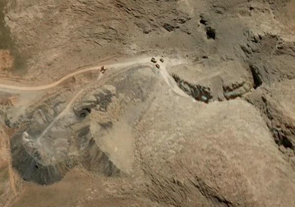 본문 이미지 - 지난 10일 위성업체 에어버스가 촬영한 이란 서부 마르카지주 호메인 인근 미사일 기지의 위성 사진. (사진=CNN 갈무리)