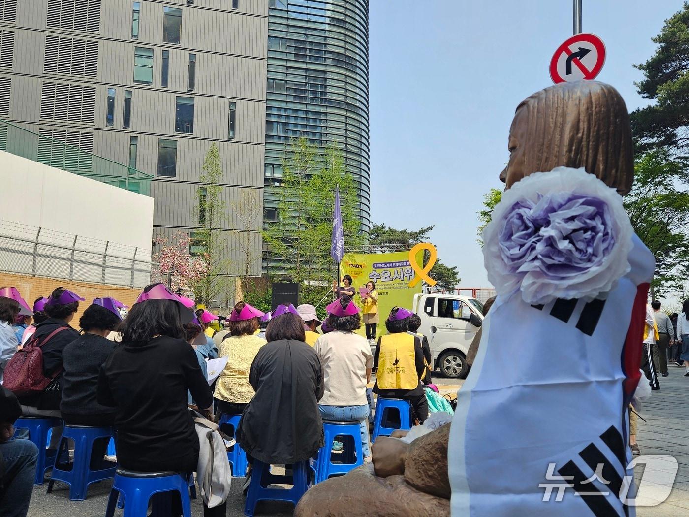 본문 이미지 - 15일 오전 서울 종로구 옛 주한 일본대사관 앞에서 제 1748차 일본군 성노예제 문제해결을 위한 정기 수요시위가 진행되고 있다. 2026.4.15 ⓒ 뉴스1 유채연 기자