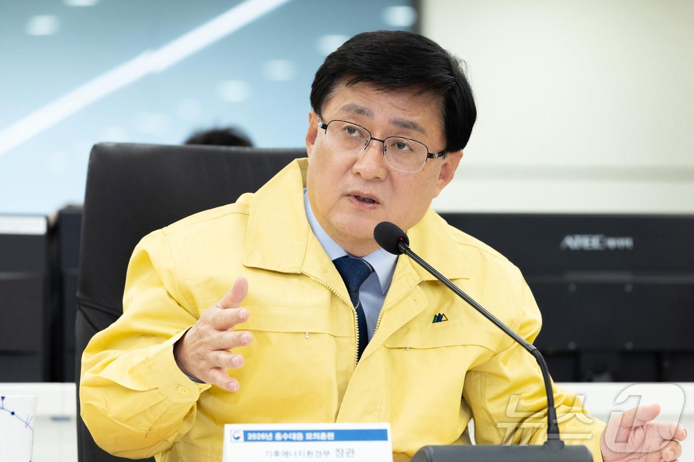 본문 이미지 - 김성환 기후에너지환경부 장관이 서울 서초구 한강홍수통제소에서 대한민국 홍수안전강조기간의 첫 일정으로 홍수대응 모의훈련을 지휘하고 대응 체계를 점검하고 있다. (기후에너지환경부 제공. 재판매 및 DB 금지) 2026.4.15 ⓒ 뉴스1