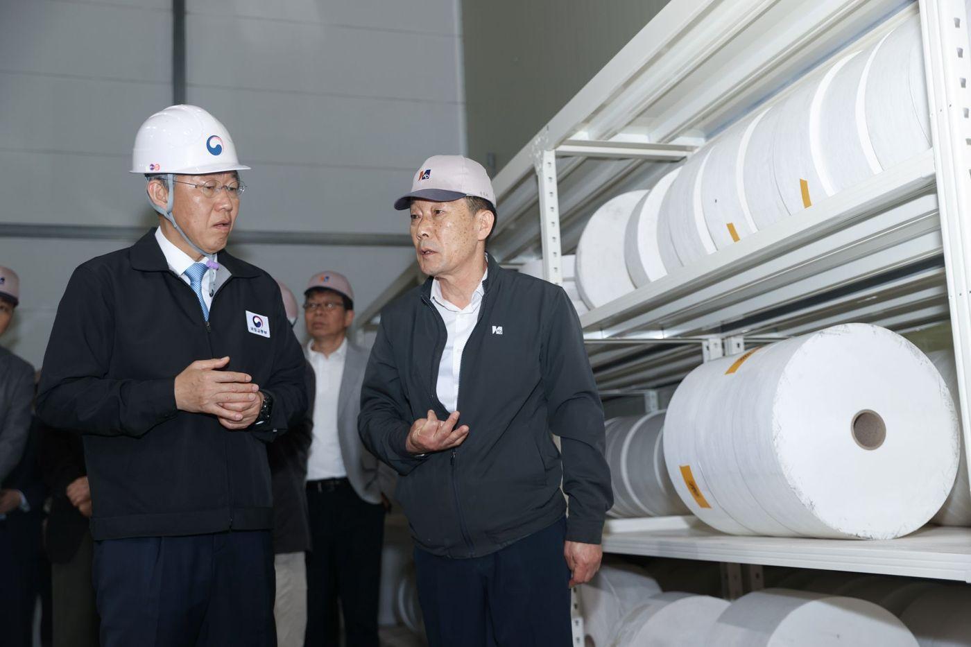본문 이미지 - 김이탁 국토교통부 제1차관이 15일 단열재 생산공장을 방문해 현장을 살펴보고 있다.(국토교통부 제공)뉴스1ⓒ news1