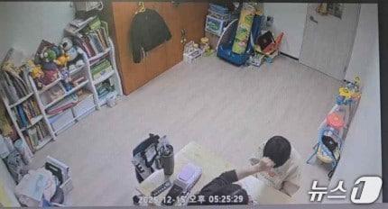 본문 이미지 - 남동구 장애인종합복지관 CCTV에 담긴 언어치료사 A 씨의 학대 정황.(인천장애인철폐연대 제공. 재배포 및 DB금지)2026.4.15/뉴스1
