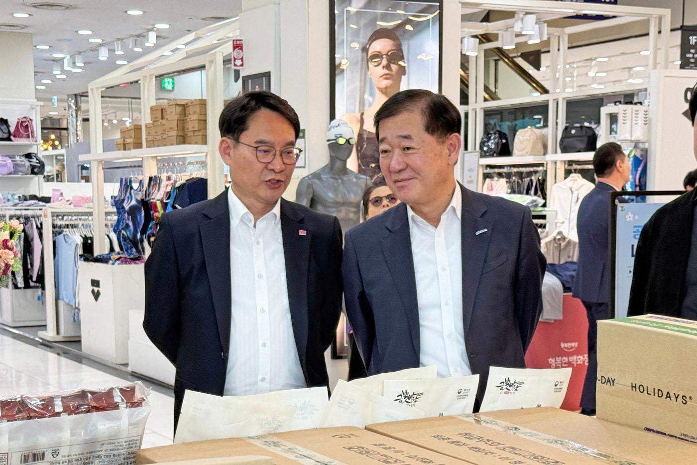 본문 이미지 - 이태식 한유원 대표(오른쪽)가 이일영 공영홈쇼핑 대표와 함께 행복한백화점에서 중소기업 제품을 둘러보고 있다. (한유원 제공)