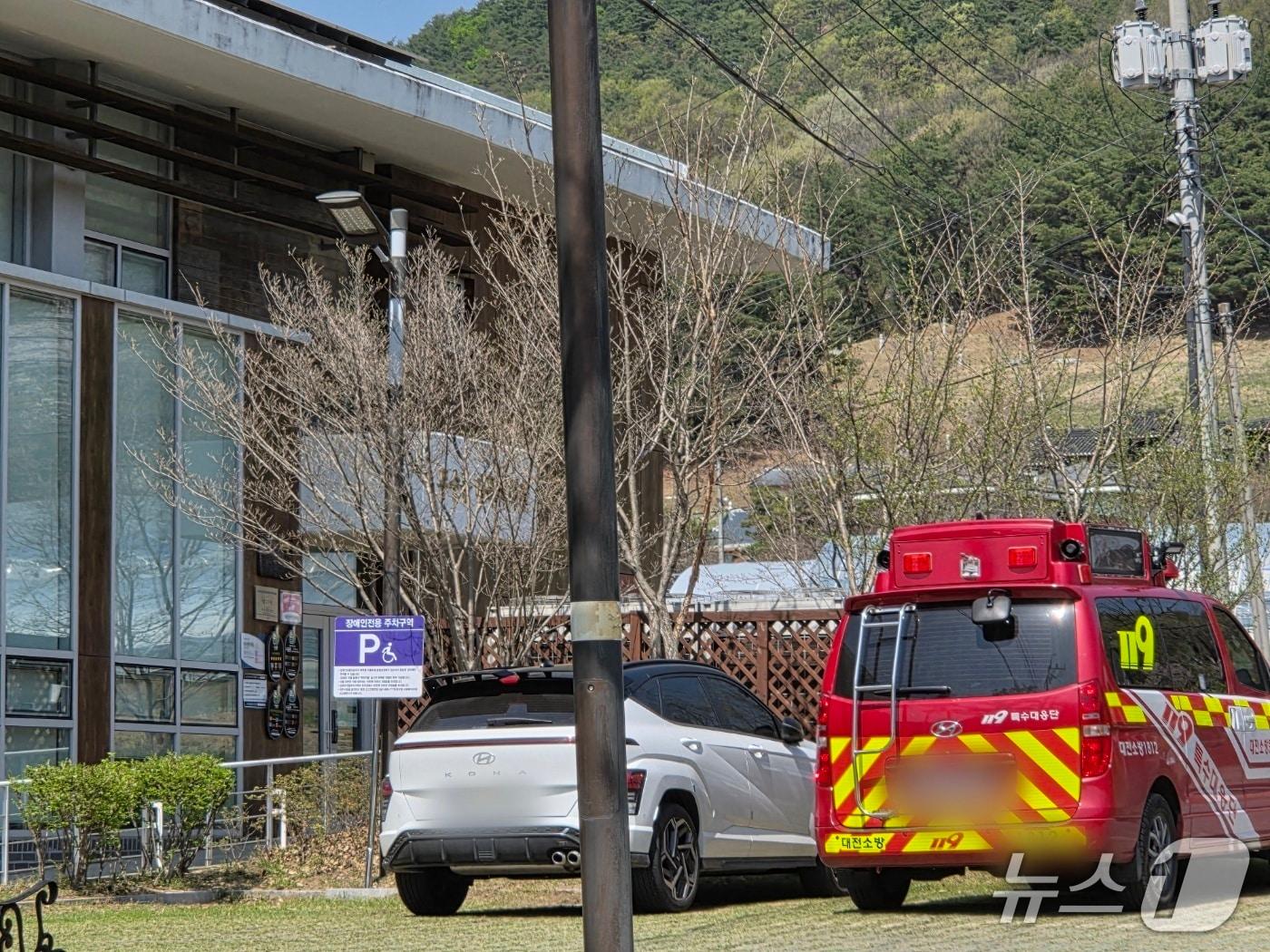 본문 이미지 - 15일 대전 중구 무수동의 한 마을회관 앞에 늑구 수색팀이 타고 온 구급차가 서있다. 일부 수색팀은 이곳에서 드론으로 일대를 수색하며 늑구의 행방을 찾고 있다. ⓒ 뉴스1 김종서 기자